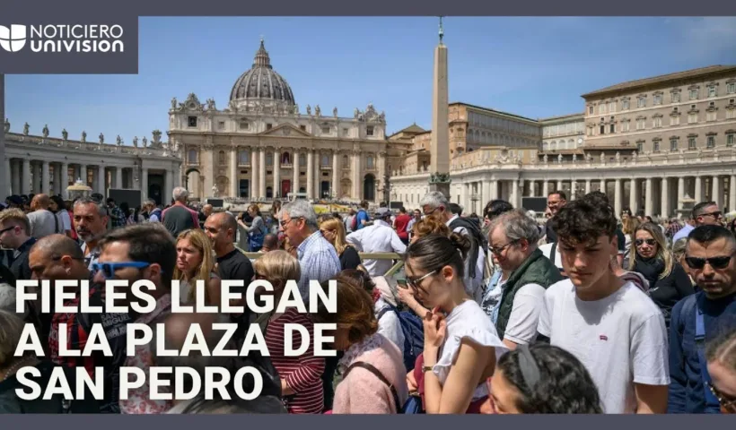 "Nos sorprendió la noticia": fieles llegan a la Plaza de San Pedro para despedir al papa Francisco