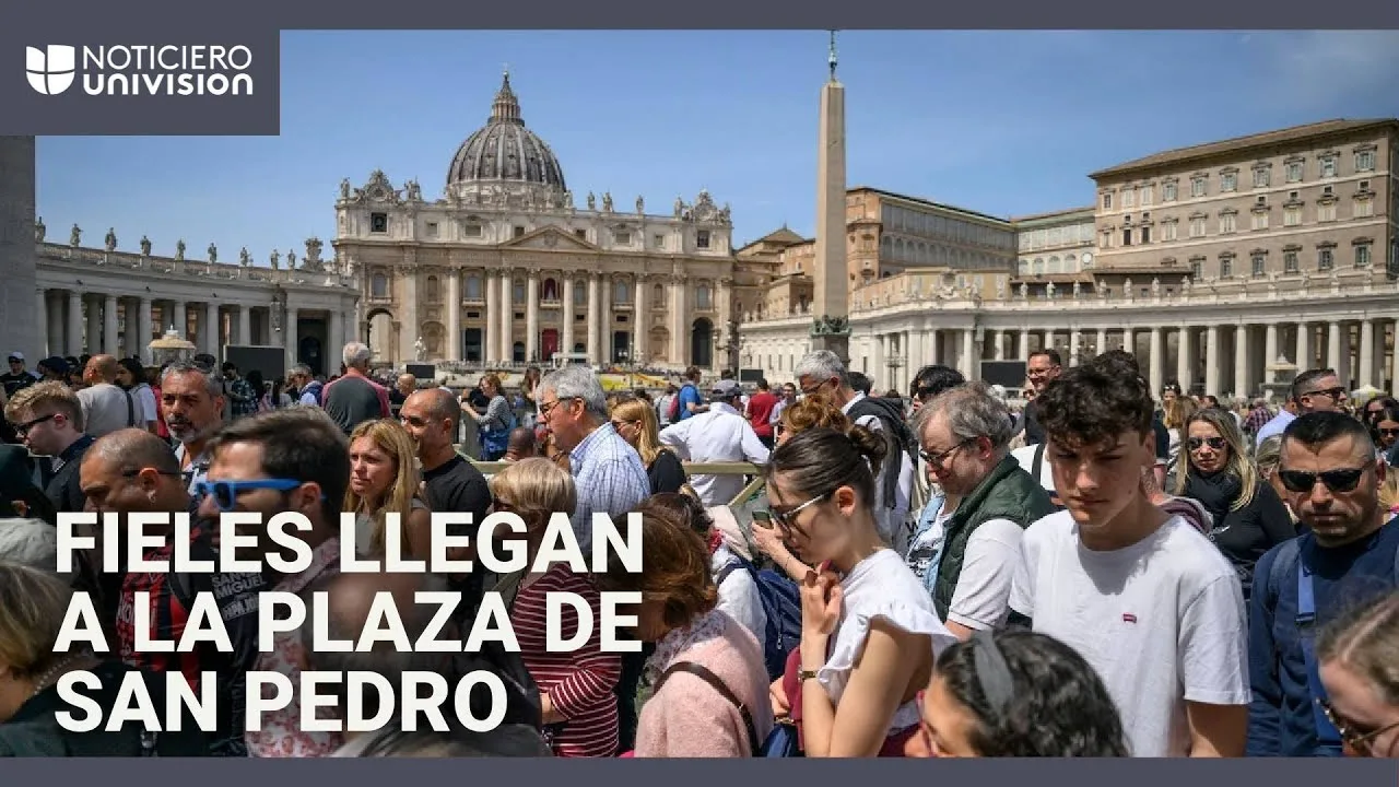 "Nos sorprendió la noticia": fieles llegan a la Plaza de San Pedro para despedir al papa Francisco